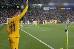 伊涅斯塔告别战巴塞罗那胜利，球迷深情送别