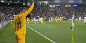 伊涅斯塔告别战巴塞罗那胜利，球迷深情送别